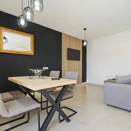 Montserrat Apartment *
